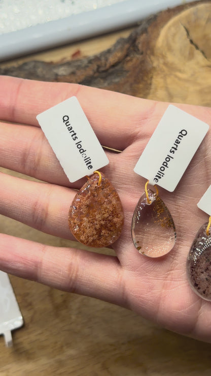 Petit pendentif en Quartz Lodolite 1,5x 2 cm environ goutte plate percé devant