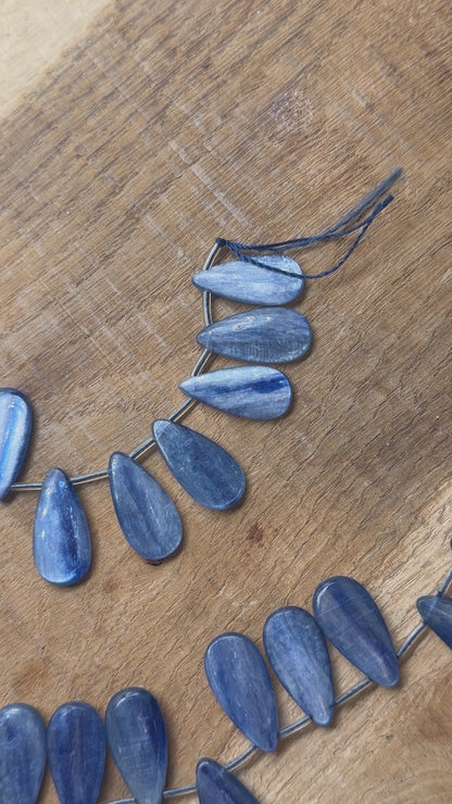 Fil de perle forme de goutte Cyanite bleue 12x26 mm