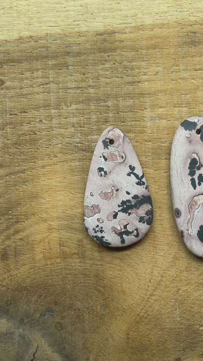 Pendentif Jaspe dentritique pocelaine forme aléatoire percé devant