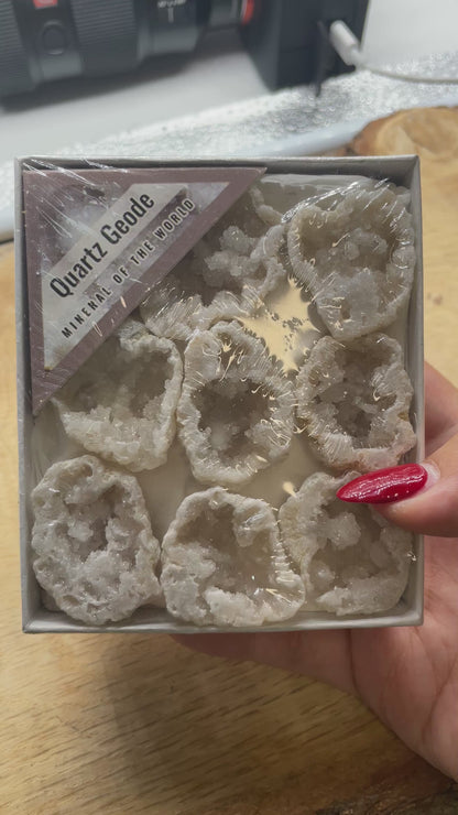 Boîte de mini geode de quartz blanc 8,5x10x3,5 cm N°37