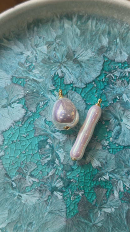 5 Breloques/Pendentifs Perles de Nacre irisée – Finition Laiton Double Rhodié (11 formes disponibles)
