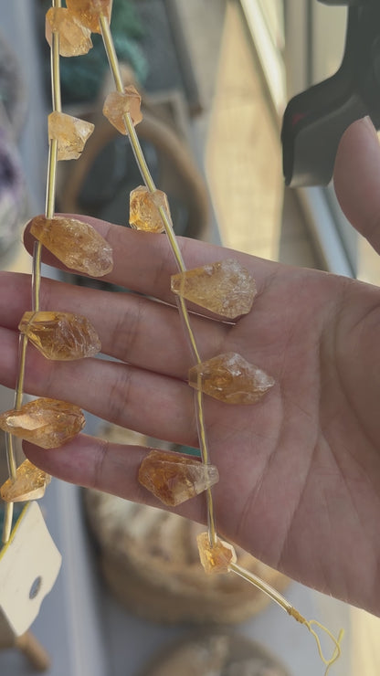 Pendentifs brutes en Citrine chauffée 20x10 mm (référence 38)