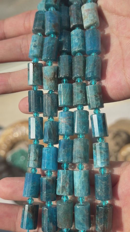 Fil de perle 10x14 mm Apatite bleue cylindre avec perles de rocaille (référence 109)