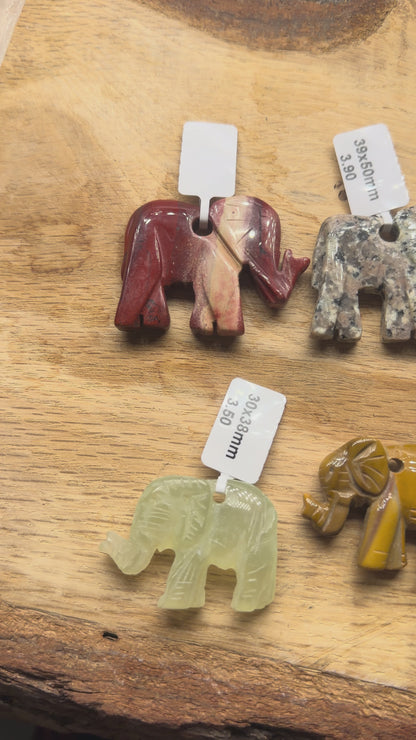 Pendentif Éléphant (pierre naturelle choisie aléatoirement — 2 tailles disponibles) percé devant