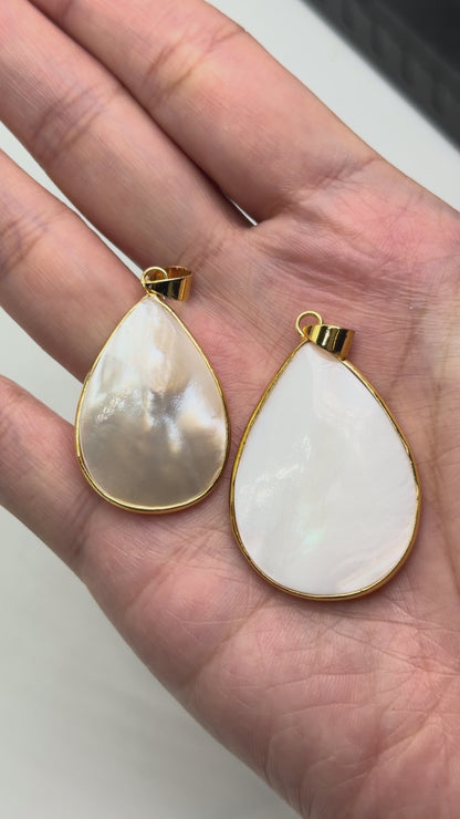 Pendentif goutte bombé en nacre — doré
