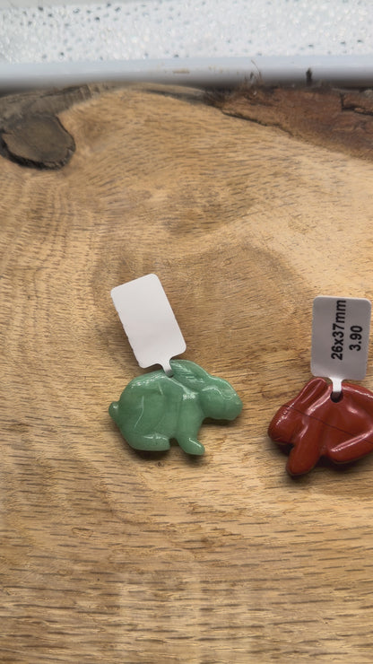 Pendentif Lapin 26x37 mm environ  (pierre naturelle choisie aléatoirement) percé devant