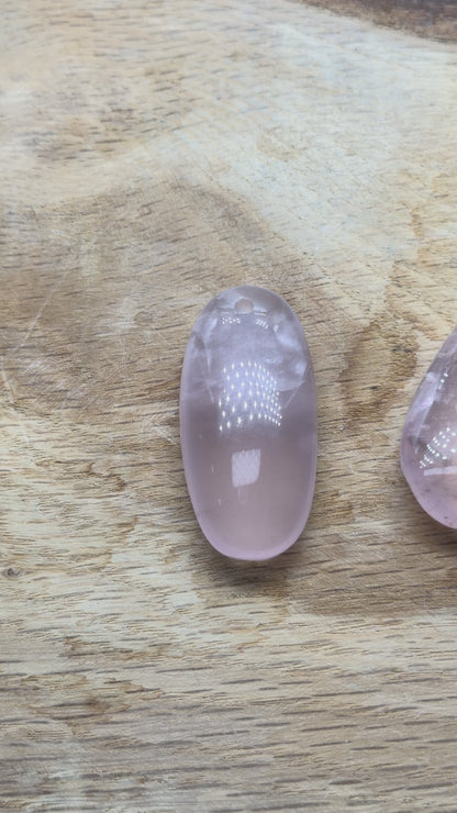 Pendentif Quartz rose forme libre aléatoire percé devant