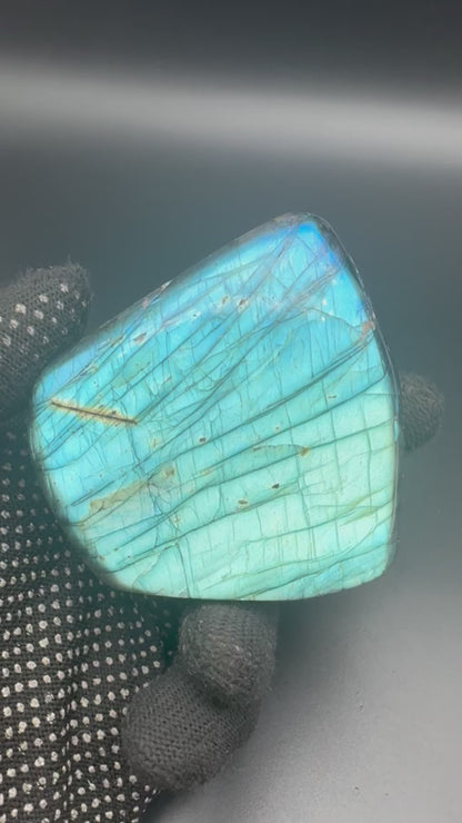 Labradorite flashy forme libre AAA (Lot 35) 339g 7x7.5x4cm