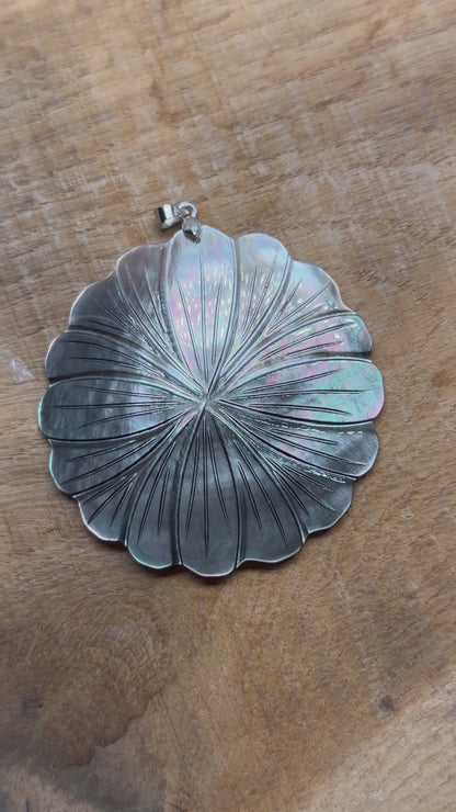 Pendentif Feuille ronde en Nacre noire (2 tailles disponibles)