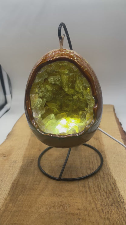 Lampe en oeuf en Fluorine jaune & en céramique avec support noir inclus.