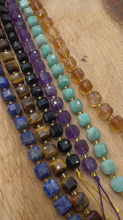 Fil de perles cube au bord arrondie facetté 8x8 mm (6 pierres disponibles)