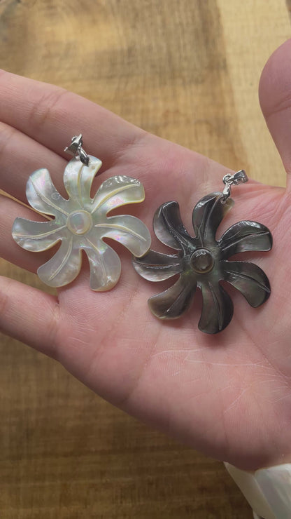 Pendentif fleur forme moulin à vent en nacre