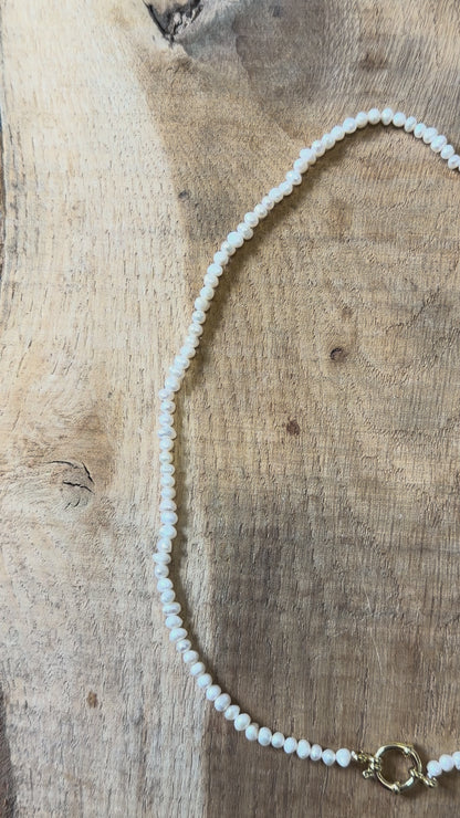 Collier en perles d’eau douce 4-5 mm attache bouée en acier doré numero 1