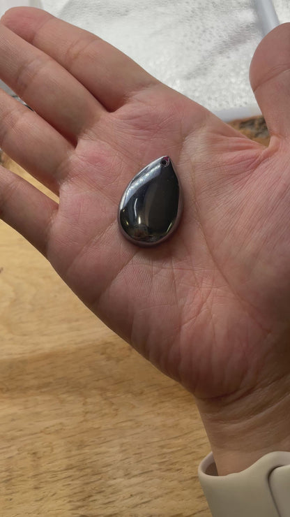 Pendentif Terahertz forme goutte percé devant