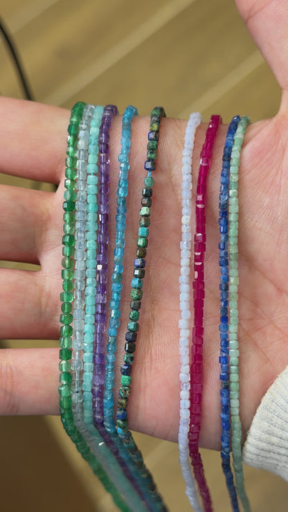 Fil de perles carrés facettés 2x2 mm (30 pierres disponible)