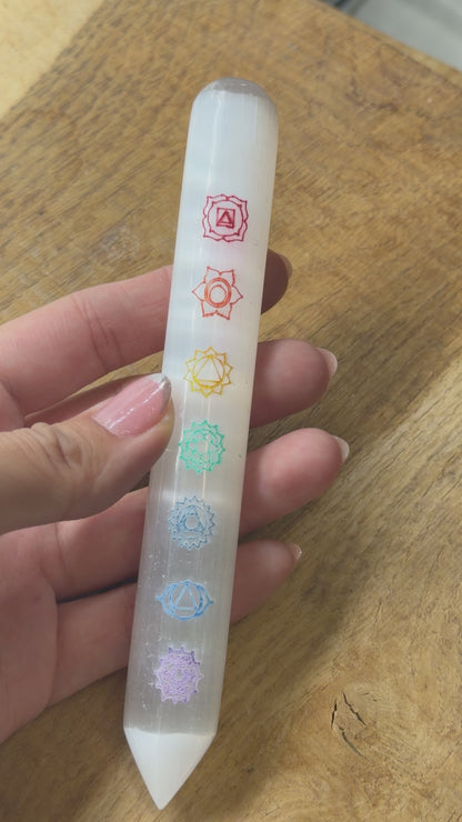 Baguette en Sélénite 7 Chakras (arrondie/pointe) (des défauts peuvent subvenir)