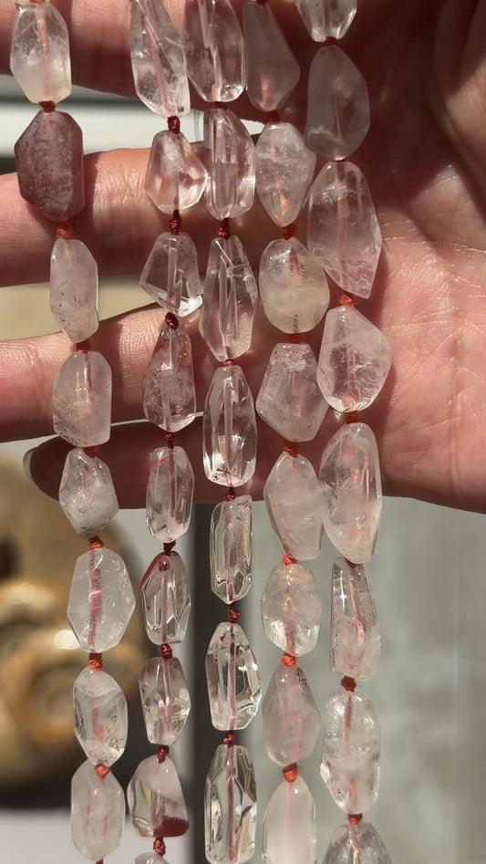 Fil de perle forme libre Quartz hematoide rouge 18x13 mm (référence 30)