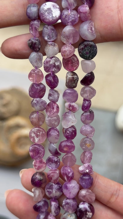 Fil de perle forme libre Lepidolite violette pailletée 8x10 mm (référence 125)