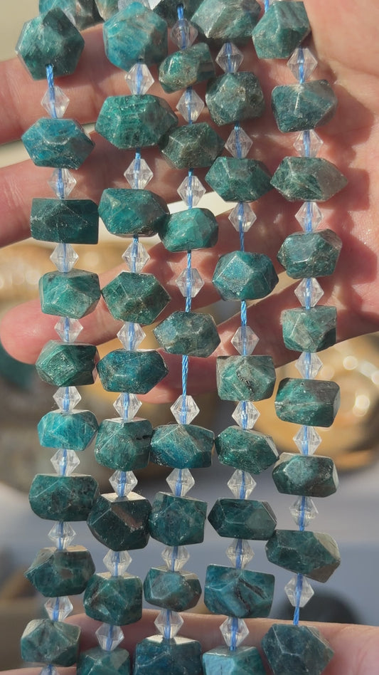 Fil de perle forme libre Apatite bleue 15x12 mm (référence 108)