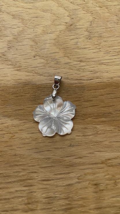 Pendentif fleur de monoi en nacre 1.5 cm
