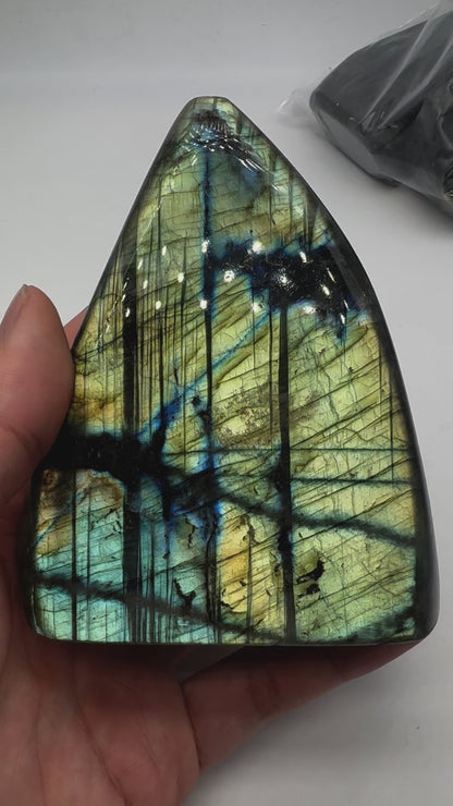 Labradorite forme libre AA+ 744g (Lot 20)