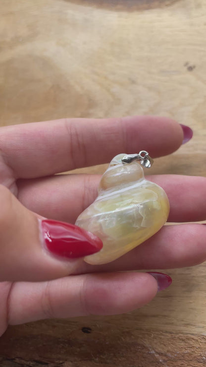 Pendentif forme coquillage en nacre 3 x 3.5 cm 