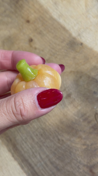 Figurine Citrouille en Calcite jaune & Jade de Thaïlande 4x4 cm