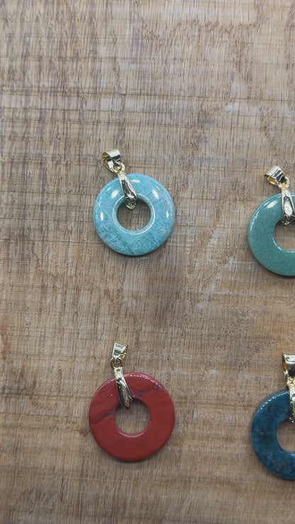 Pendentif donut 25 mm — Bélière dorée ou argentée (11 pierres disponible)