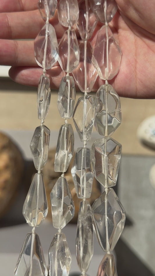 Fil de perle forme libre Cristal de roche 30x15 mm (référence 22)