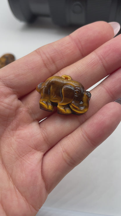 Pendentif éléphant en oeil de tigre 2,7 x 2 x 1,2 cm percé devant (modèle 12)