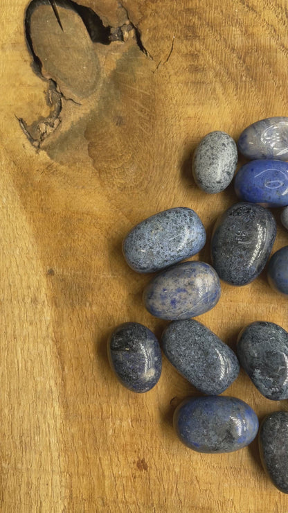 Pierre roulée en Dumortierite