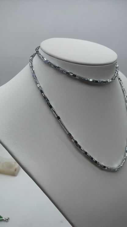 Collier sautoir 70 cm Hématite electroplaquée argenté 4mm forme triangle CHA-3