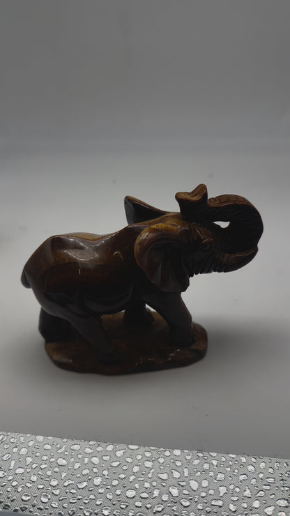 Figurine éléphant en oeil de tigre taillé main