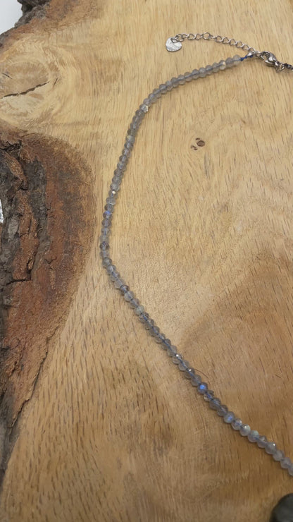 Collier facetté avec pendentif Labradorite forme cœur argenté