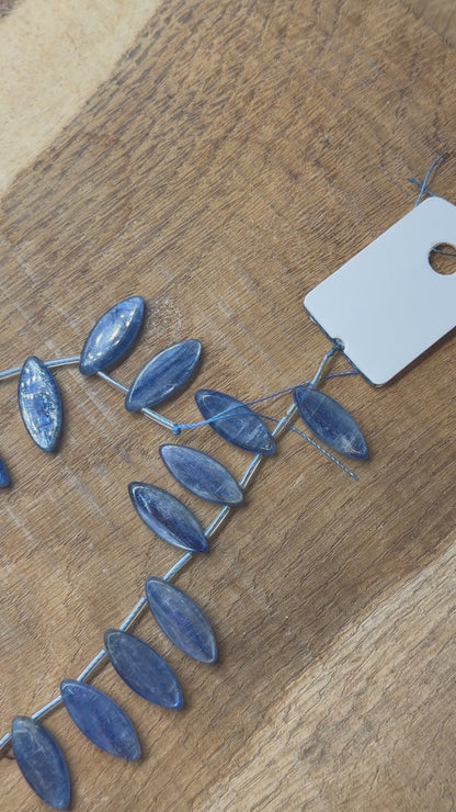 Fil de perle forme de goutte Cyanite bleue 10x23 mm