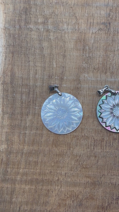 Pendentif marguerite en nacre 2.5 cm