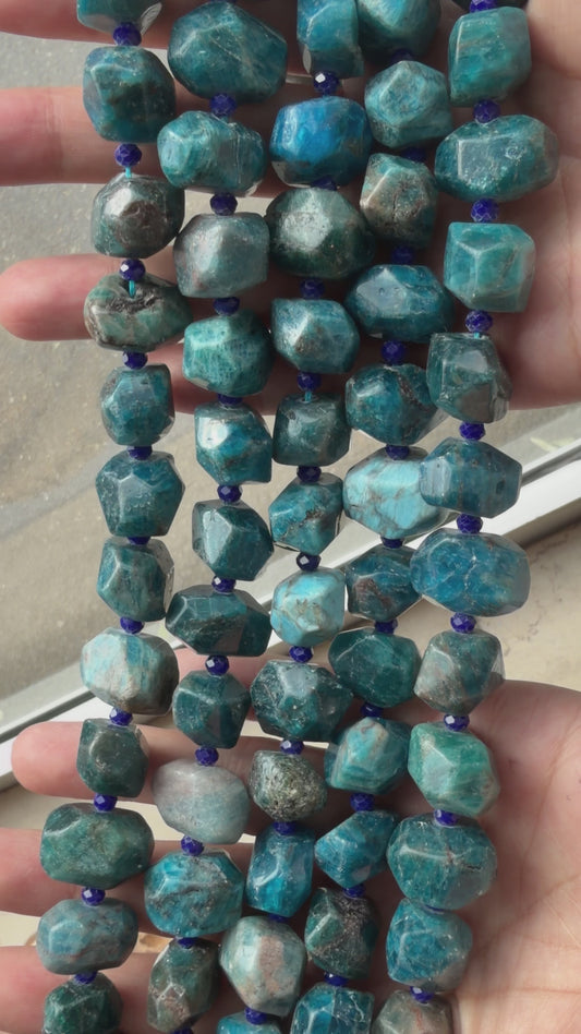 Fil de perle forme libre facetté Apatite bleue 13x18 mm (référence 111)