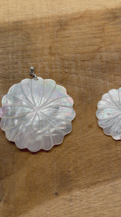 Pendentif Feuille ronde en Nacre blanche (2 tailles disponibles)