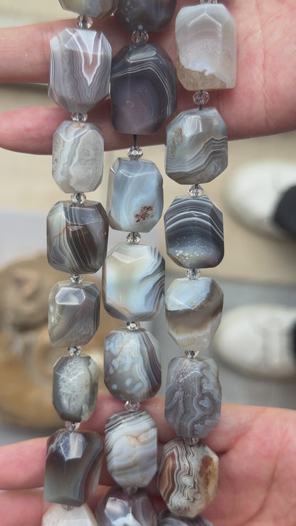 Fil de pierre forme libre Agate Botswana facetté 15x20 mm (référence 67)