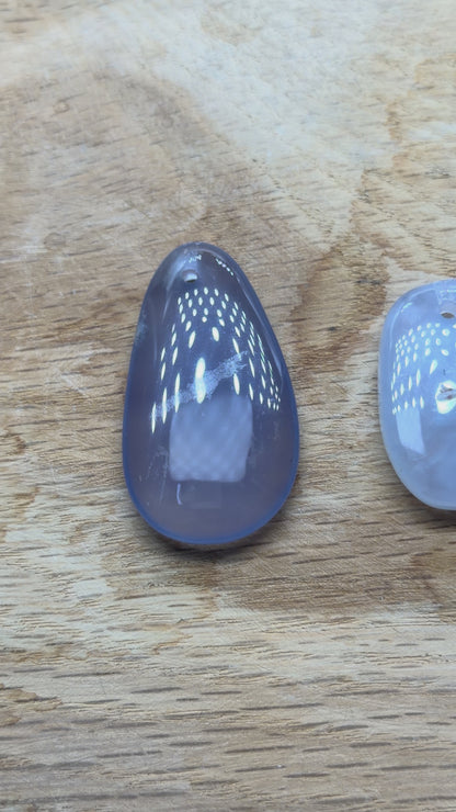 Pendentif Calcédoine bleue translucide forme libre aléatoire percé devant