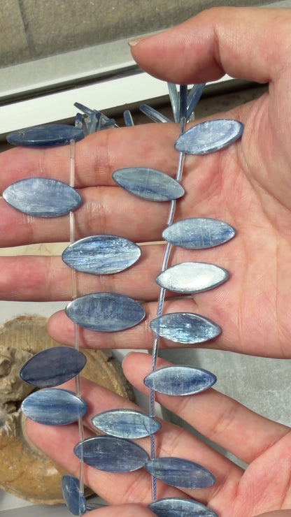 Fil de perle forme de goutte Cyanite bleue 12x26 mm (référence 76)