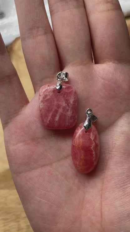 Pendentif Rhodocrosite d’Argentine bélière incluse (forme aléatoire)