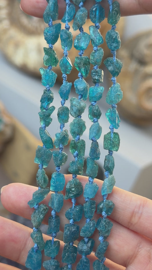 Fil de perle forme libre Apatite bleue brute 6-8 mm (référence 105)