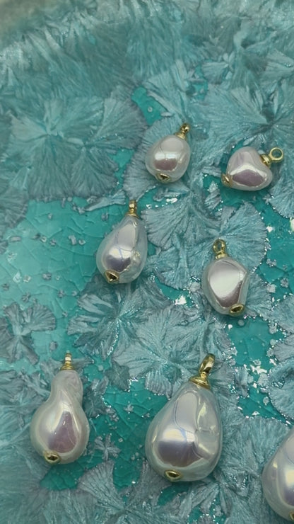 5 Breloques/Pendentifs Perles de Nacre irisée – Finition Laiton Double Rhodié (11 formes disponibles)